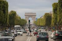 Parigi, Champs Elysées con in fondo l'Arc de Trionphe